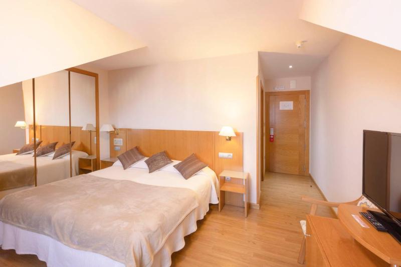 Double or Twin Room image 3
