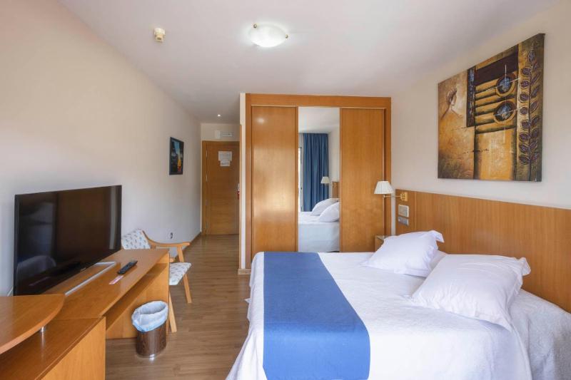 Double or Twin Room image 4