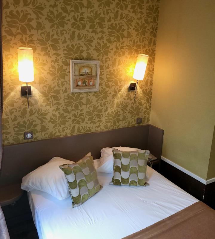 Classic Double Room image 4