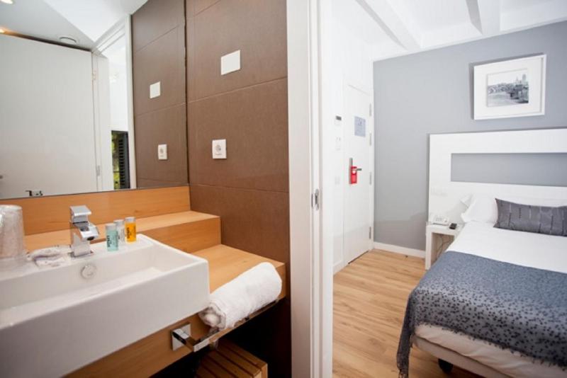 Basic Single Room image 3
