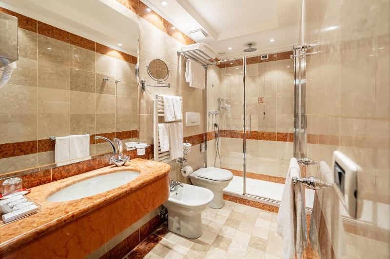 Junior Suite with Canal View image 2