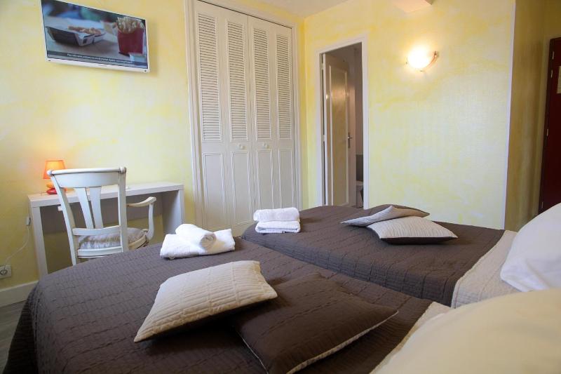 Twin Room image 4