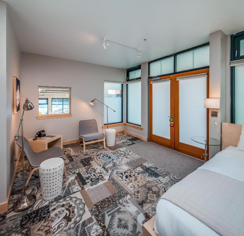 Standard King Room image 2