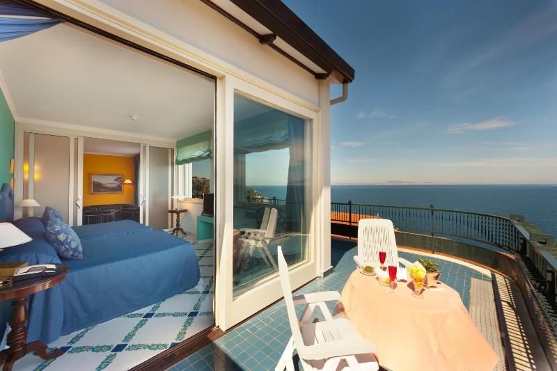 Suite with Sea View image 2