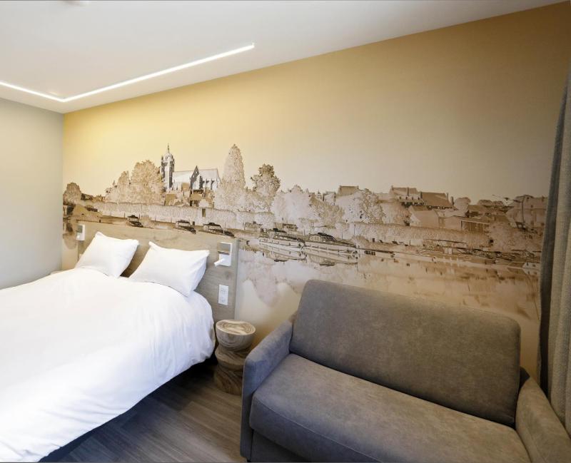Comfort Queen Room with Sofa Bed - Non-Smoking image 3
