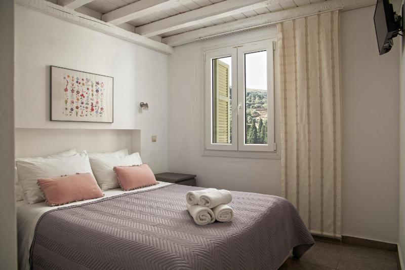 Family Suite with Garden and Pool View image 2