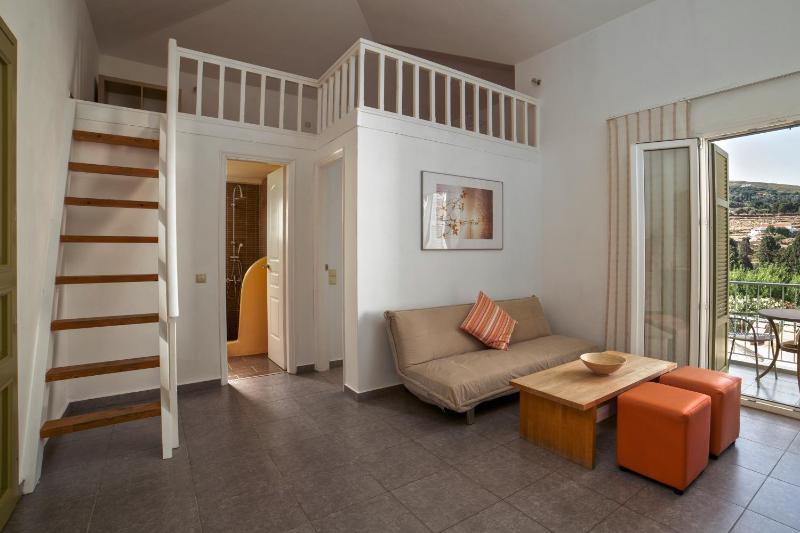 Family Suite with Garden and Pool View image 3