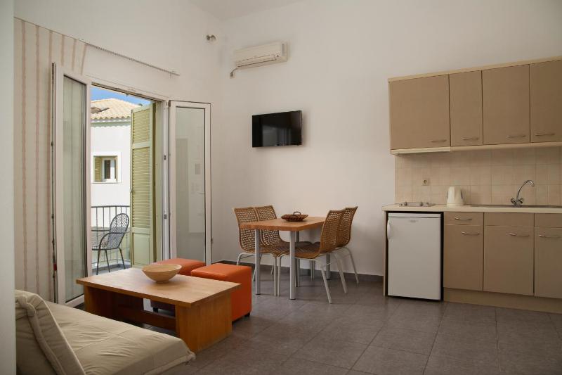 Family Suite with Garden and Pool View image 4