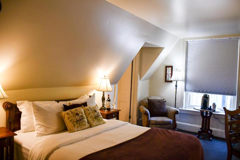 Queen Room image 4