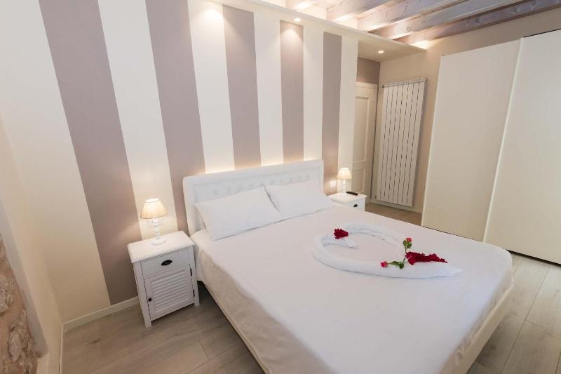 Two-Bedroom Apartment with Garden View - Split Level image 4