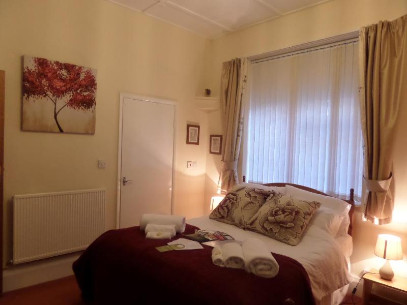 Double Room with En-Suite image 2