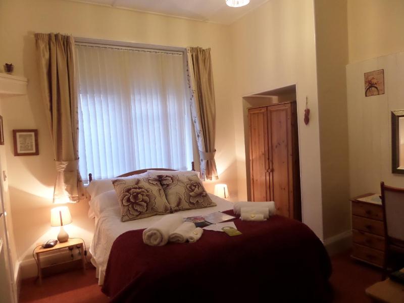 Double Room with En-Suite image 3