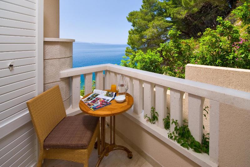 Studio with Balcony with Side Sea View  image 3