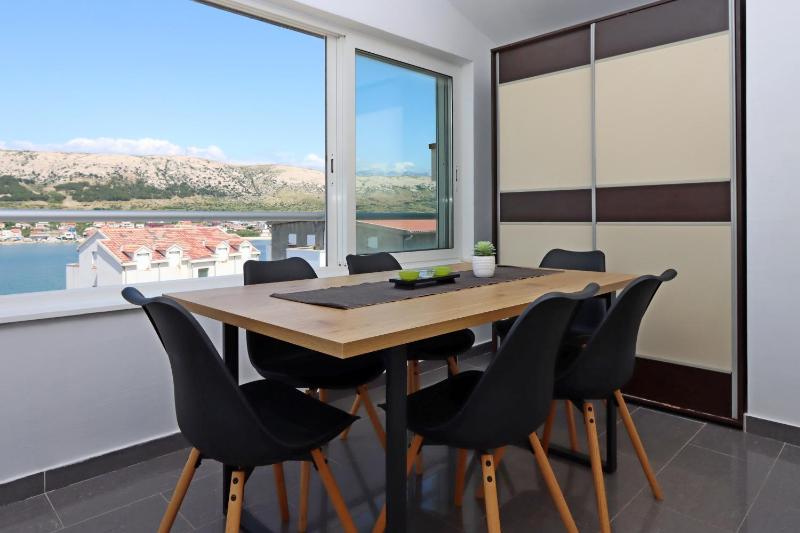 Three-Bedroom Apartment with Terrace and Sea View image 3