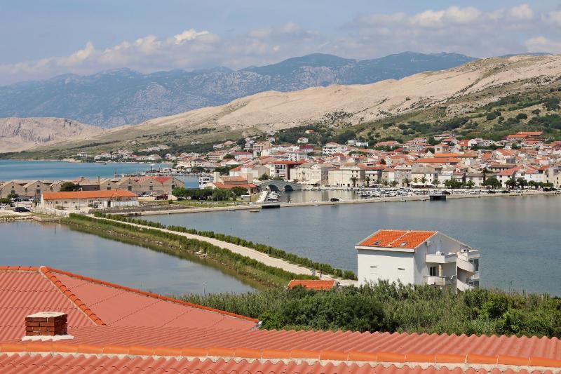 Three-Bedroom Apartment with Terrace and Sea View image 2