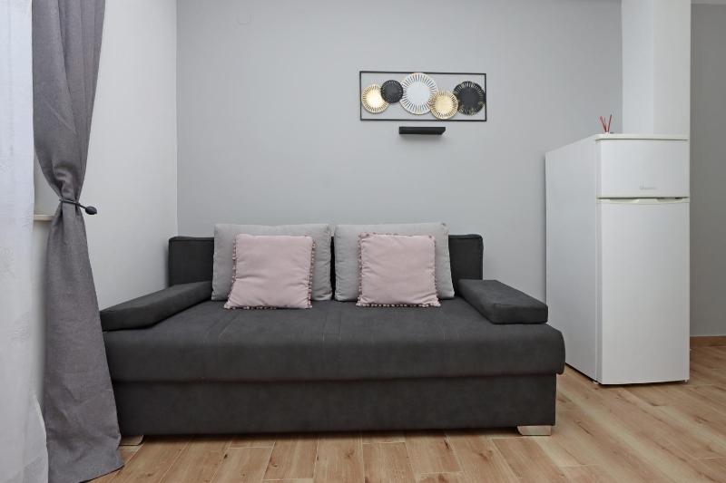 One-Bedroom Apartment with Balcony and Sea View image 4
