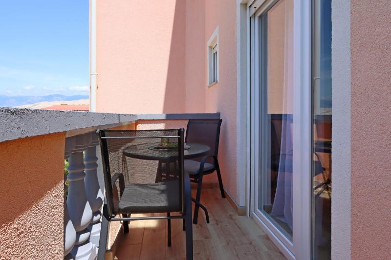 One-Bedroom Apartment with Balcony and Sea View image 3
