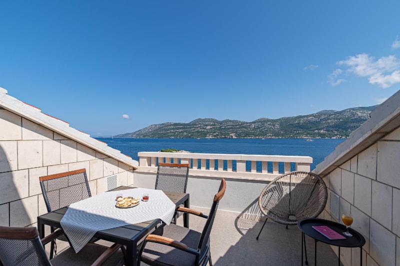 One-Bedroom Apartment with Terrace and Sea View image 4