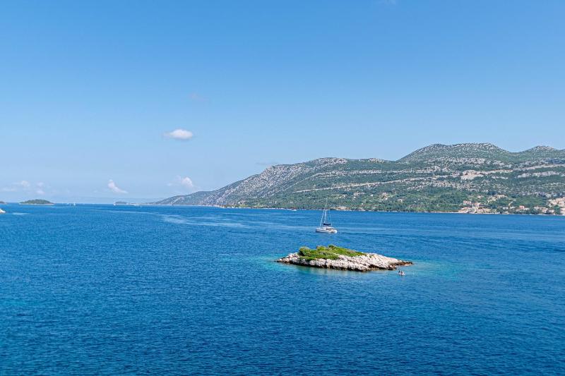 One-Bedroom Apartment with Terrace and Sea View image 3