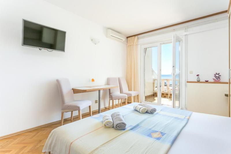 Apartments by the sea Brela Makarska - 18356 - image 15
