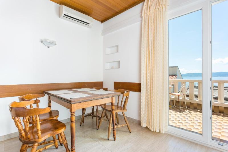 Apartments by the sea Brela Makarska - 18356 - image 13