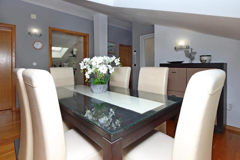 Three-Bedroom Apartment with Terrace and Sea View image 4