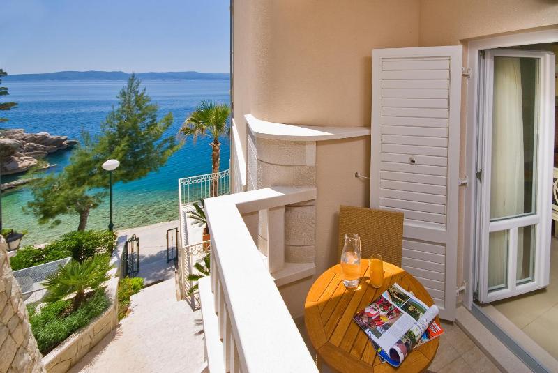 Comfort Studio with Balcony and Side Sea View image 4