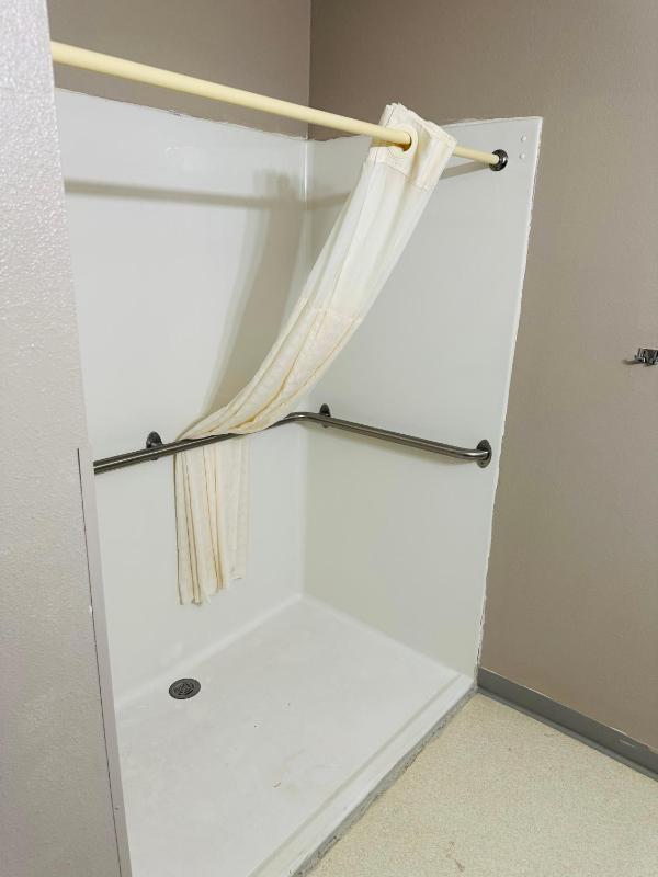 Queen Room - Disability Access image 2