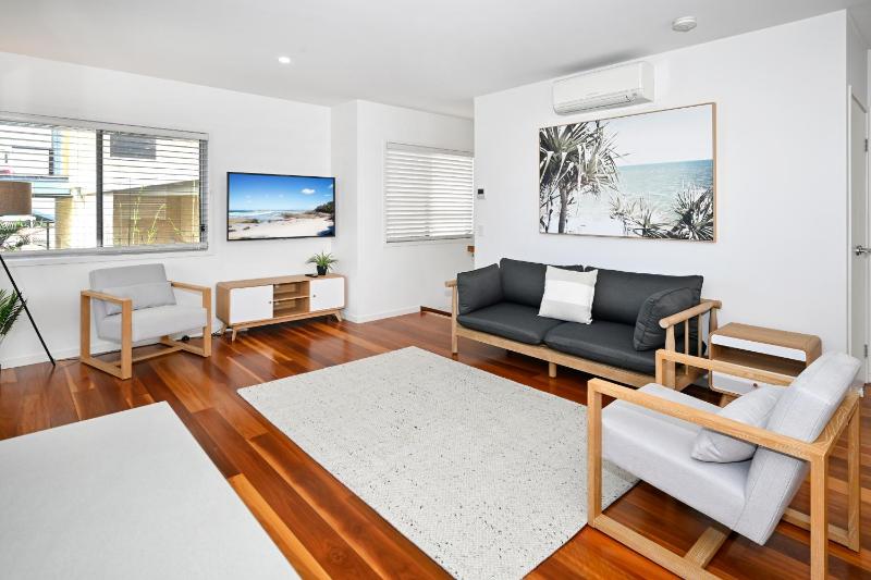 Spacious New 2 bedroom Kings Beach Townhouse ZF2 - image 4