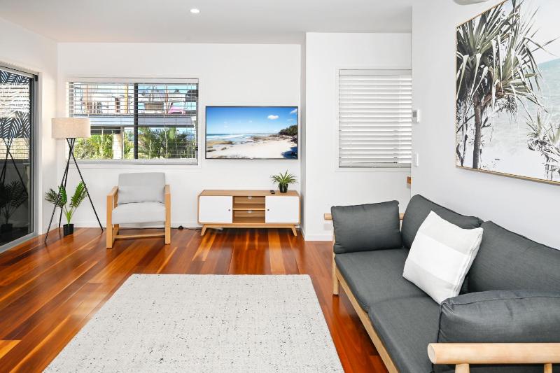 Spacious New 2 bedroom Kings Beach Townhouse ZF2 - image 10