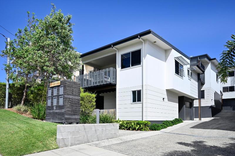 Spacious New 2 bedroom Kings Beach Townhouse ZF2 - image 6
