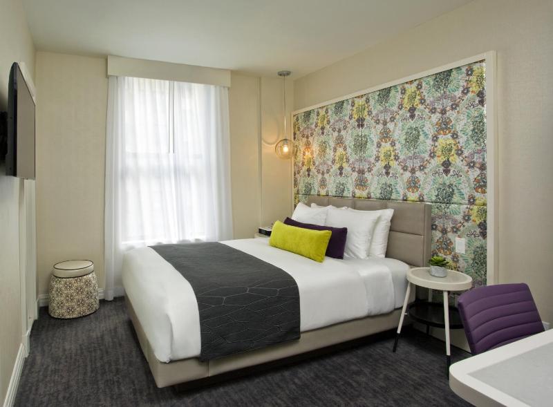 Queen Room with Roll In Shower - Accessible image 4