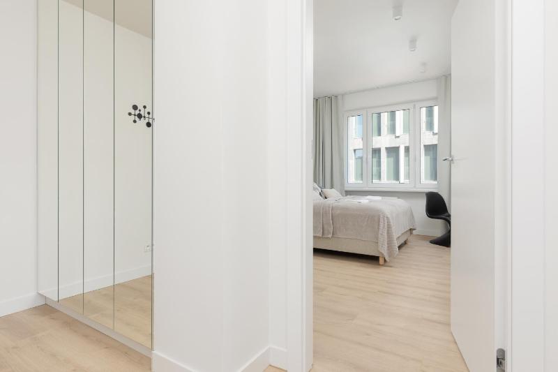 Amazing Spacious Apartments in Warsaw City Center by Noclegi Renters - image 10