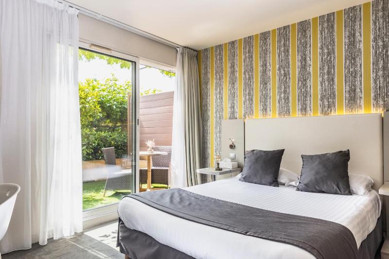 Double Room with Terrace image 2