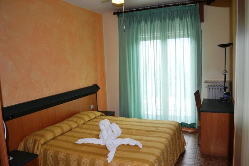 Double or Twin Room with Lake View image 4