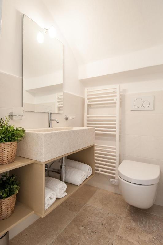 Superior One-Bedroom Apartment - Separate Building image 3