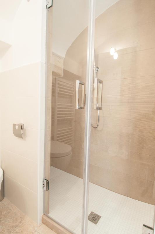 Superior One-Bedroom Apartment - Separate Building image 2