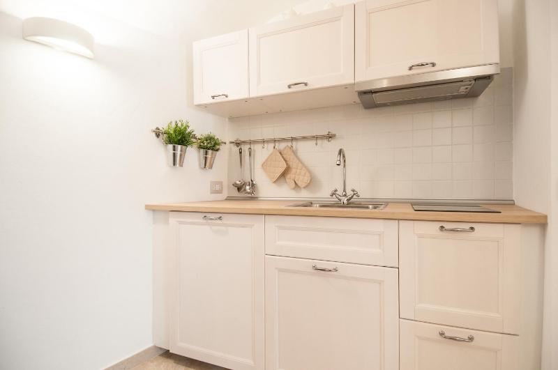 Superior One-Bedroom Apartment - Separate Building image 4