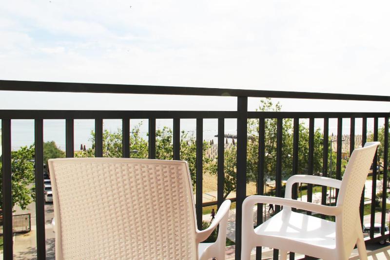 Double Room with Balcony and Sea View image 3
