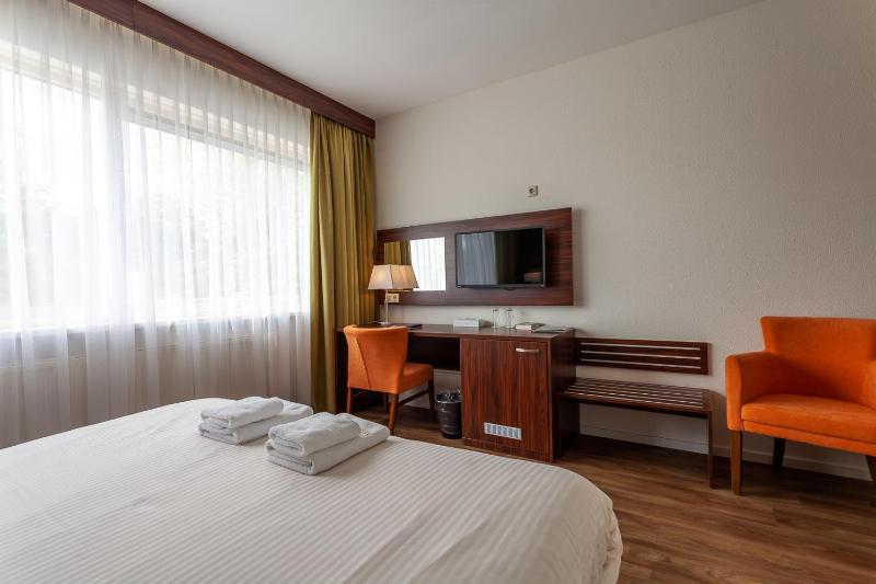 Standard Double Room image 3