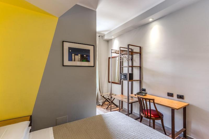 Small Double Room image 4