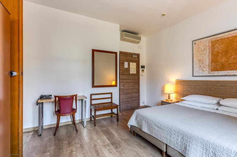 Economy Double Room image 3