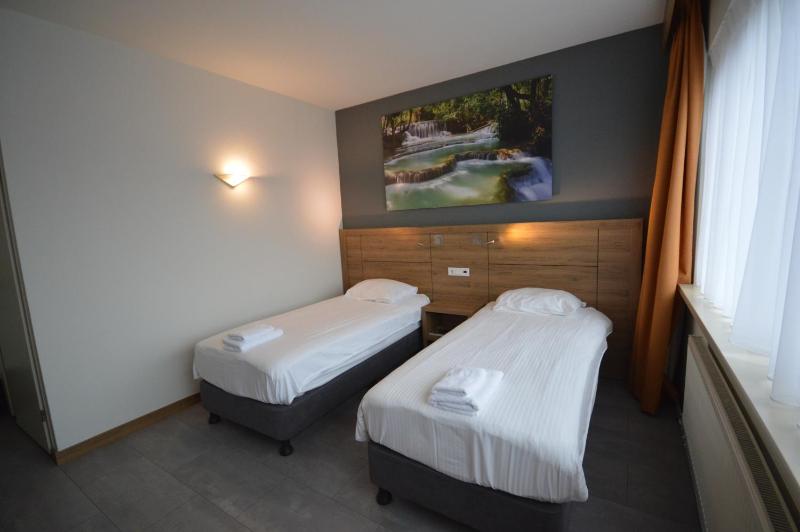 Twin Room image 3