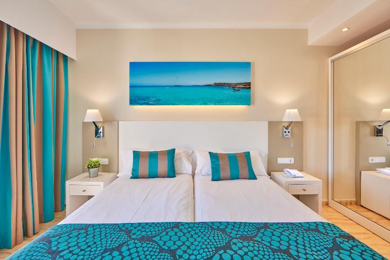 Twin Room with Side Sea View image 1