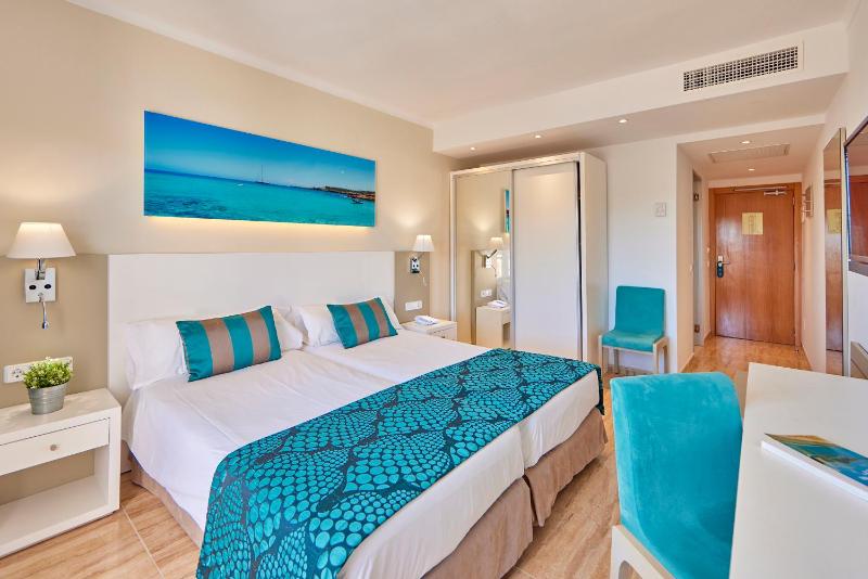Twin Room with Side Sea View image 3