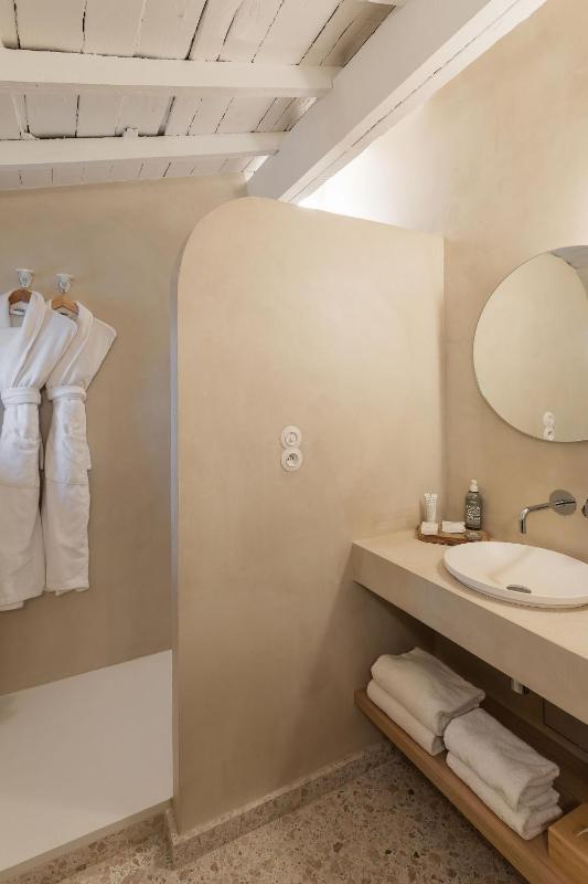 Small Double Room image 4