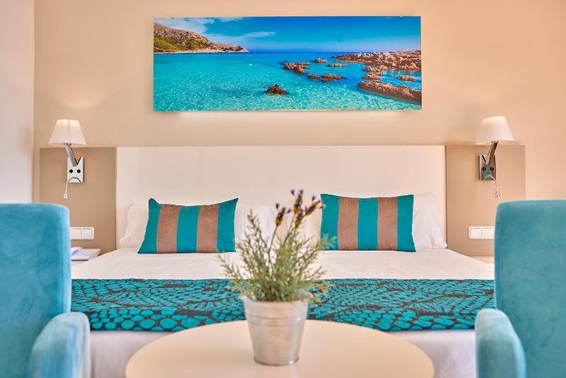 Superior Twin Room with Sea View image 4