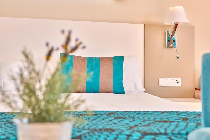 Superior Twin Room with Sea View image 3