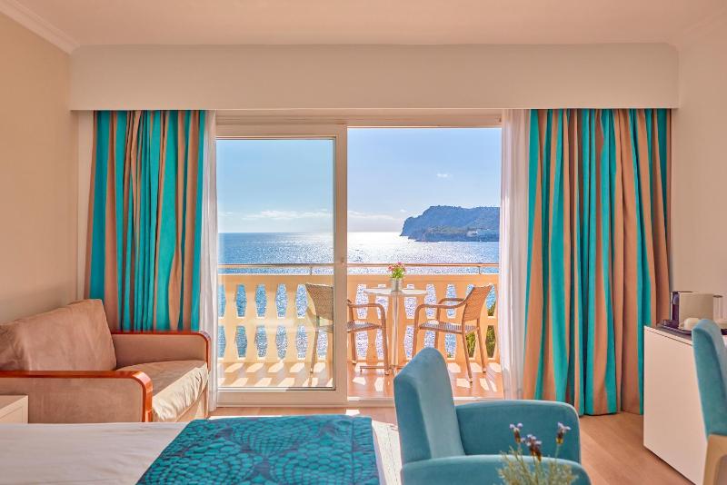 Superior Twin Room with Sea View (2 Adults + 1 Child) image 1