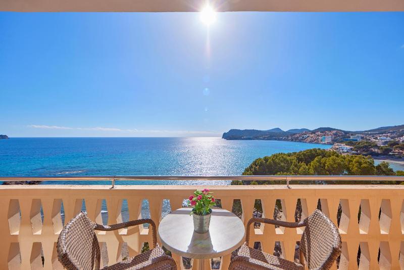 Superior Twin Room with Sea View (2 Adults + 1 Child) image 2